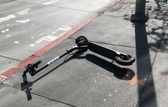 倒在旧金山地面上的滑板车